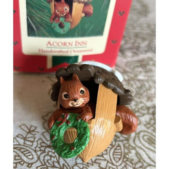 1986 Hallmark Keepsake Ornament - Acorn Inn Squirrel Christmas Wreath - Picture 1 of 4